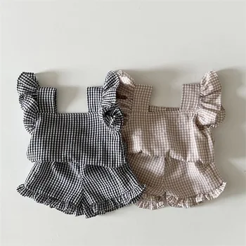 2023 Koreai nyári kisgyermeklány ruha szett kockás fodros pamut rövidnadrág öltöny repülő ujjú szögletes gallérmellény csecsemő lány ruha