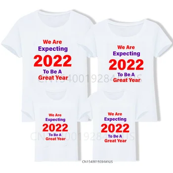 Csodálatos évként várjuk 2022-t. Családi ruhák. Anya, apa, gyermek. Póló, újévi ruha felső