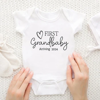Első unoka 2024 nyomtatott bejelentés Újszülött baba bodyk vicces fiú lány rövid ujjú jumpsuit ajándék új nagyszülőknek